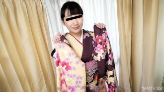 一件长长的和服，胸部丰满柔软，由一位身上有穿孔的单身女性所写。