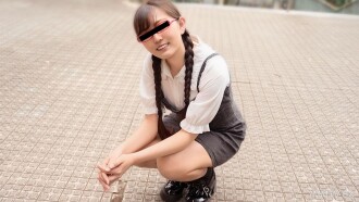 一个戴著红框眼镜的女孩，有著一段放屁的故事，而且非常兴奋。