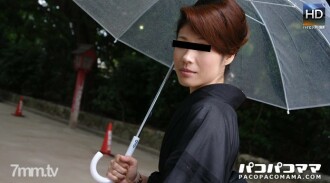 一个美丽的寡妇，在哀悼中看起来很好