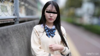 Une fille en uniforme avec un uniforme dans un train Yamashita Moeka