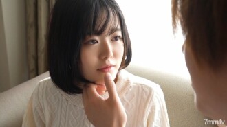 清澈的眼睛和黑发的纯情色少女 / Nico