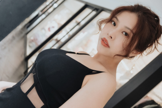 天使映画 25岁酒店女公关刚下班就被搭讪 坚挺的阴茎在她的雪嫩巨乳之间也按耐不住快速的刺激而爆烈射精