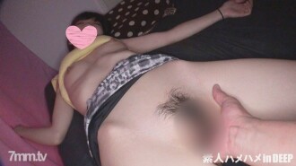 【無・素人個撮】若肌！ちっぱい！純情素朴女子大生娘の細いけど筋肉質のボディを味わい、生挿入、そして綺麗なマン毛どっぷり精液ぶっかけ！！承諾済み夜這い
