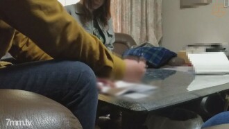 Cho đến ngày 4/4 [Cá nhân] Đến thăm nhà bố mẹ tôi. Tuyệt vọng kìm nén tiếng nói để không bị bố mẹ bên cạnh chú ý, vùng kín của cô vợ trẻ dính đầy nước nhờn của người khác