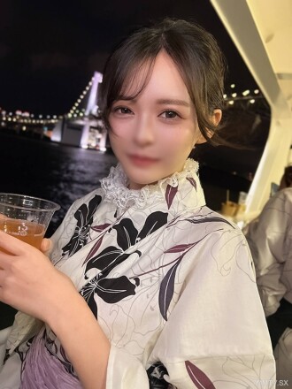 Superfieber! Der fröhliche und ausschweifende Yukata der Mittsommernacht ist so verrückt wie dieser, der visuelle Effekt ist am stärksten, sie hat wunderschöne Brüste, eine 20-jährige Universitätsstudentin, einen riesigen Ölkuchen mit einem puderroten Vulvagesicht und einen riesigen Ölkuchen „ran ran“