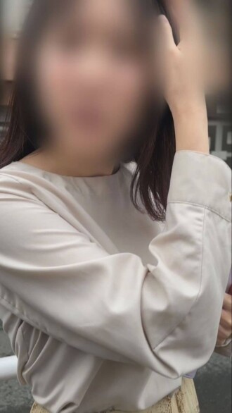 【个人】已婚钢琴教师试图礼貌地离开，但无法摆脱纠缠。她松开拳头，拼命忍耐，却被陌生人阴茎带来的快感所淹没。
