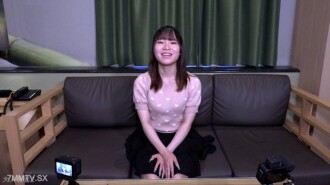 【业馀爱好者的第一次体验】铃鹿（19岁），关西地区一位普通的业馀爱好者。玩弄玩具后，爱液变得浓稠，最后射精。肛门受到刺激时，大量液体喷出。 FC2电子市场