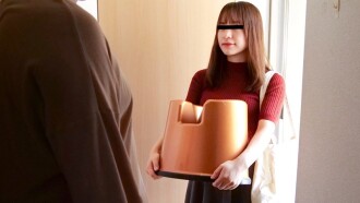 她带来了一张性感椅子！她优美健美的身材具有疗愈功效！