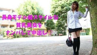 拿起一个美丽的女孩，小乳房和高大的模特风格和阴道射精