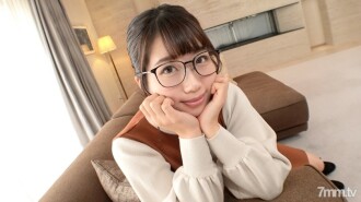 SIRO-4822 [第一枪] [眼镜女孩] [具有丰富粘性的口交] 一个看起来很认真并重复潮流的敏感，阴沉和淫荡的女孩的挖掘。被大量鸡巴刺穿突破极限的极湿的omako，不停地滴下爱汁..网络上的AV应用→AV体验拍摄1782